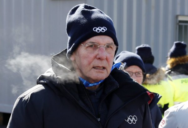 Бившият президент на Международния олимпийски комитет Жак Рох почина на 79-годишна възраст на 29 август 2021 г. Белгиецът бе осмият президент в историята на МОК. Той пое поста след Хуан Антонио Самаранч и бе начело в периода 2001-2013 г., след което бе наследен от Томас Бах. Оттогава заемаше длъжността на почетен президент. Жак Рох помогна за модернизирането и трансформирането на МОК. Той ще бъде запомнен особено с това, че е шампион на младежкия спорт и с откриването на младежките олимпийски игри. Той също беше яростен привърженик на чистия спорт и се бори неуморно срещу злото на допинга. През 2009 г. е избран за почетен доктор на Националната спортна академия в София. Снимка: БГНЕС