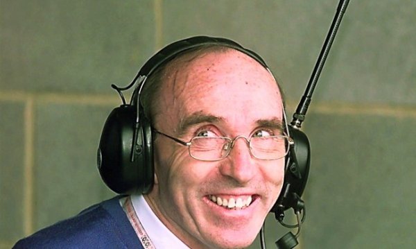 Сър Франк Уилямс почина на 28 ноември на 79-годишна възраст. Създател на отбора &quot;Уилямс&quot; във Формула 1. Уилямс отбеляза 50 години като шеф на отбор във Формула 1 през 2019 г. През това време той ръководи два отбора, последният от които спечели седем титли при пилотите и девет шампионски титли за механиците. Британецът и семейството му, включително дъщеря Клеър, която управляваше отбора от 2013 г., напуснаха Формула 1 по-рано тази година, след като продадоха отбора на инвестиционната фирма Dorilton Capital. Сър Франк, който получава травма на гръбначния мозък при автомобилна катастрофа през 1986 г., която го инвалидизира, започна да намалява присъствието си във Формула 1 през 2012 г., когато се оттегли от борда на Уилямс. Снимка: БГНЕС