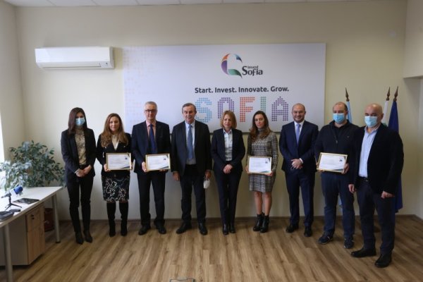 В сградата на СОАПИ, ул. &bdquo;Ген. Гурко&ldquo; 12, председателят на Столичния общински съвет Георги Георгиев и кметът Йорданка Фандъкова участваха в представянето на изцяло нова услуга за инвеститори в Столичната община и връчването на първите &quot;зелени карти&quot; за административно обслужване на бизнеса. Снимка: БГНЕС
