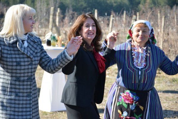 Посланикът на САЩ Нейно Превъзходителство Херо Мустафа бе гост на община Струмяни, където присъства на традиционния празник на боговете на виното. Снимка: БГНЕС