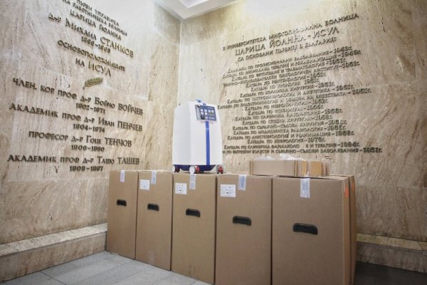 Посолството на Азербайджан у нас дари 10 кислородни концентратора на УМБАЛ "Царица Йоанна &ndash; ИСУЛ". Апаратите са последно поколение на германска компания и са подходящи за интензивна грижа за пациенти с коронавирусна инфекция. Снимка: Димитър Кьосемарлиев, Dnes.bg