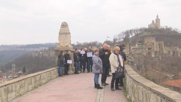 Близо 150 служители на Регионален исторически музей във Велико Търново и техни колеги от галерии и културни институции протестираха ефективно днес от 11 до 12 часа. В знак на протест за час бе затворен за посетители архитектурно- музейния резерват "Царевец". Снимка: БГНЕС