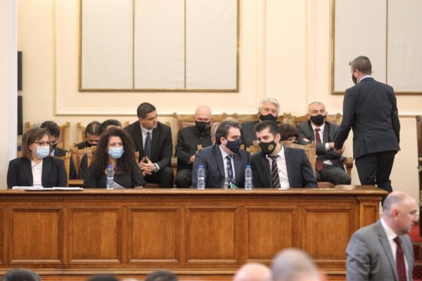 Кабинетът пък бе в Народното събрание, където депутатите гледат на второ четене Бюджет 2022. Снимка: Димитър Кьосемарлиев, Dnes.bg