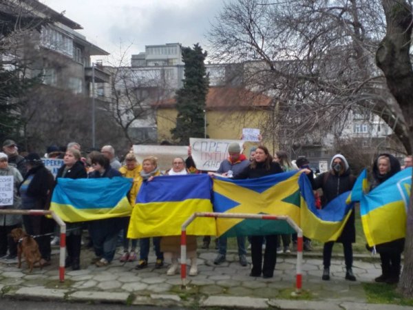Украинската диаспора във Варна излезе на протест срещу военните действия на Русия. Към събралите се присъединиха и други граждани, които призоваха за мир и да бъде прекратена руската инвазията. Снимка: БГНЕС