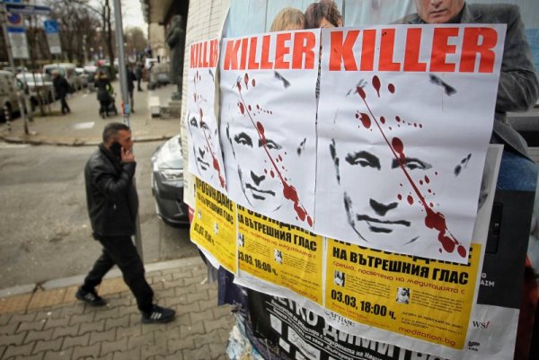 Плакати с лика на руския президент Владимир Путин и надпис "Killer" (убиец - б.р.) бяха разлепени на различни места в София. Това стана след като Русия нахлу в Украйна тази нощ. Снимка: Димитър Кьосемарлиев, Dnes.bg