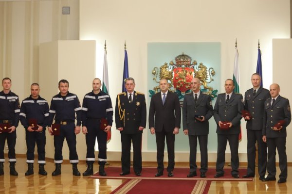 Президентът Румен Радев удостои с държавни отличия ръководители на структури от системата за пожарна безопасност и защита на населението и огнеборци, участвали в потушаването на горски пожари в България и Република Северна Македония през лятото на 2021 година. Снимка: БГНЕС