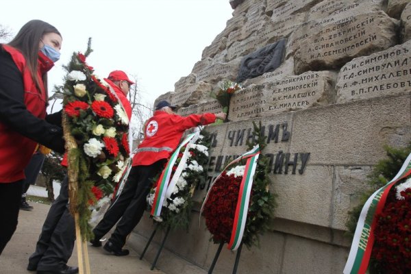 Ден преди националния празник 3 март, по традиция бяха поднесени венци и цветя пред Докторския паметник в София в памет на медиците, загинали в Руско-турската освободиелна война. Снимка: Димитър Кьосемарлиев, Dnes.bg