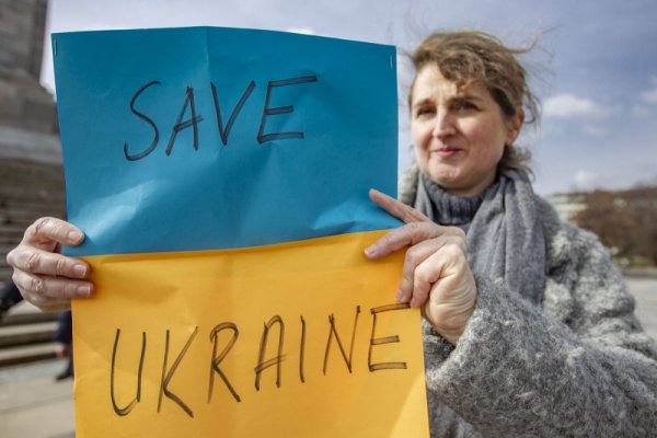 Пред Паметника на съветската армия в София отново се състоя протест срещу войната в Украйна. Снимка: Димитър Кьосемарлиев, Dnes.bg