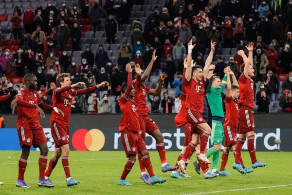 Футболистите на Байерн Мюнхен празнуват разгромната си победа със 7:1 над австрийския РБ Залцбург в мача реванш от осминафиналите на Шампионската лига. Снимка: БГНЕС