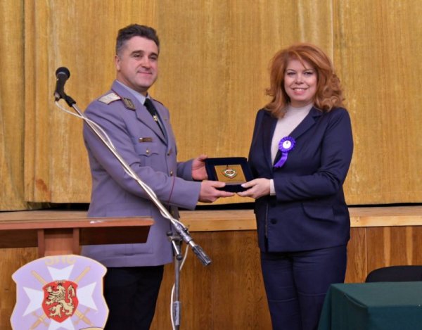 Вицепрезидентът Илияна Йотова се запозна с дейността на Националния военен университет и посети лабораторията за оценка на риска в сигурността. Снимка: Президентство