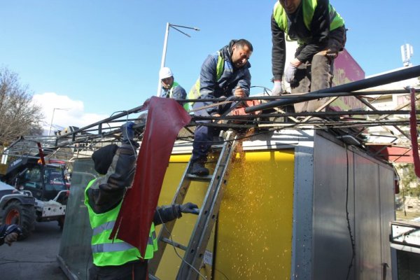 Тази сутрин стартира премахването на незаконни преместваеми търговски обекти на бул. "Черни връх" в София. Снимка: Димитър Кьосемарлиев, Dnes.bg