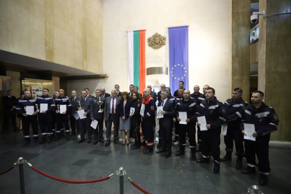 За поредна година се проведе церемония "Пожарникар на годината", на която бяха отличени комплексен победител и победители за основните направления на дейност - пожарогасене и спасителна дейност, противопожарен контрол и превантивна дейност. Наградите връчиха представители на ръководството на МВР и на ПБЗН. Снимка: БГНЕС