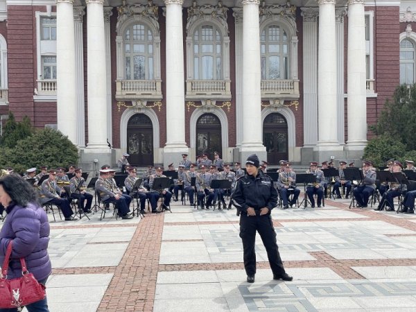 На днешния 4 април отбелязваме 73 години от създаването на НАТО. България се присъединява към Алианса през 2004 г. В градинката пред Народния театър в София Гвардейският представителен духов оркестър изнася концерт по повод навършването на 18 години от присъединяването на България към Организацията на Северноатлантическия договор. Снимка: БГНЕС