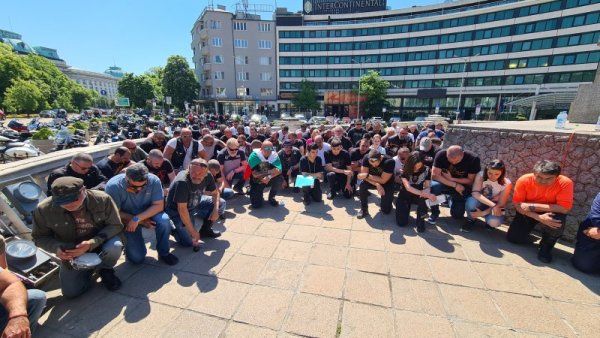 Представители на мотоклубове излязоха на протест днес, 17 май. Мотоклубовете в България и 12 сдружения ще внесат предложения за предприемане на мерки за намаляване на пътнотранспортния травматизъм при мотоциклетистите и другите уязвими участници в движението. Снимка: БГНЕС