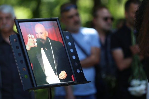 В Арменската църква на Централните гробища в София бе поклонението пред големия ни маг Астор. Антраник Шаварш Арабаджиян почина на 15 май на 78-годишна възраст. Снимка: БГНЕС