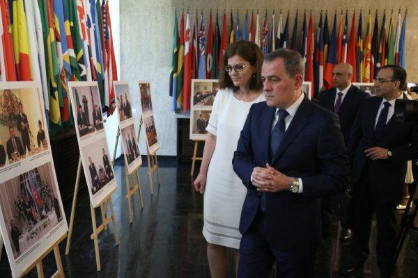 В МВнР министрите на външните работи на България и Азербайджан Теодора Генчовска и Джейхун Байрамов откриха изложба посветена на 30 години от установяването на дипломатически отношения между България и Азербайджан. Снимка: БГНЕС