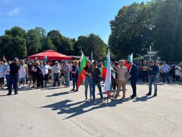 Заради планирано затваряне на районните полицейски управления в градовете Стражица и Полски Тръмбеш, жители на засегнатите населени места излязоха на протест и блокираха ключови пътни артерии. Снимка: БГНЕС