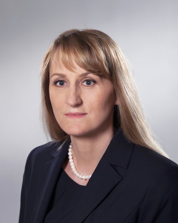 Росица Атанасова Карамфилова-Благова за служебен министър на околната среда и водите.
Д-р инж. Росица Карамфилова е експерт с дългогодишен опит в областта на управление на околната среда. Повече от 17 години работи в системата на Министерството на околната среда и водите (МОСВ), последователно заемайки експертни и ръководни длъжности – от младши експерт до изпълнителен директор на Изпълнителна агенция по околна среда (ИАОС). Магистър-инженер е по „Екология и опазване на околната среда“ в Химико-технологичен и металургичен университет (ХТМУ) в София. Защитава успешно докторска степен на тема „Изследване възможността за получаване на биогаз чрез анаеробно разграждане на някои нетрадиционни отпадъчни биопродукти“ в ХТМУ, където е работила и като хоноруван преподавател.
През 2005 г. започва трудовия си стаж в ИАОС към МОСВ и в продължение на 11 години заема различни експертни длъжности в сферата на управление и мониторинг на отпадъците, екологични индикатори, контрол на качеството при инвентаризация на парниковите газове и национален координатор (NFP) към Европейската агенция по околна среда. От 2016 г. заема ръководни позиции към звената за стратегическо планиране и международни програми и проекти в МОСВ.
Изпълнителен директор на Изпълнителна агенция по околна среда от април 2021 г. Член на Борда на директорите на Европейската агенция по околна среда. Притежава и опит от участие в редица национални и международни проекти в сферата на околната среда. 