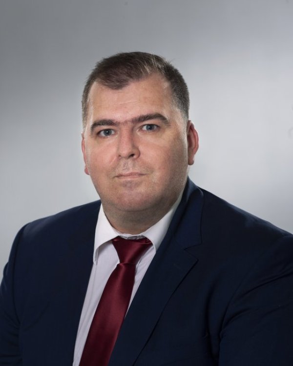 Явор Илиев Гечев - служебен министър на земеделието.
Явор Гечев е роден на 10 юни 1978 г. в Пловдив. По образование е инженер-агроном. През 2001 г. завършва Аграрен университет Пловдив. Магистър е по &ldquo;Растителна защита&rdquo;. Има няколко специализации &ndash; професионални квалификации по &ldquo;Управленски умения&rdquo;, &ldquo;Политически мениджмънт&rdquo;, &ldquo;Публични политики&rdquo; и &ldquo;Политически мениджмънт&rdquo; в Нов български университет, Българско училище за политика и Съвета на Европа /Страсбург/.
Първите години от професионалната му биография са на земеделски производител. След това започва да трупа сериозен професионален опит в Държавен фонд &bdquo;Земеделие&ldquo;, започва като експерт и стига до поста ръководител на Регионална разплащателна агенция &ndash; Пловдив. От 2013 г. е депутат в 42-ото Народно събрание. През същата година е назначен за заместник-министър на земеделието и храните.
Явор Гечев е третият председател на Национален съюз на земеделските кооперации в България. Избран е на този пост на 28 юни 2016 г. и го заема до май 2021 г., когато е поканен и впоследствие заема отново поста на заместник-министър на земеделието, храните и горите в двете служебни правителства, назначени от&nbsp; президента Румен Радев.