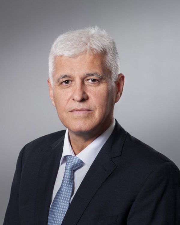 Димитър Желязков Стоянов - служебен министър на отбраната.
Димитър Стоянов е роден на 28 октомври 1968 г. в Свиленград. През 1986 г. завършва Математическа гимназия в Хасково. В периода 1986-1991 г. продължава образованието си във Висшето военновъздушно училище &ndash; Долна Митрополия. През 2001 г. завършва Командно-щабната академия на Военната академия &bdquo;Г. С. Раковски&rdquo;. Възпитаник е и на Военновъздушния колеж &bdquo;Максуел&rdquo;, САЩ.
Димитър Стоянов започва военната си кариера като техник в изтребителен авиационен полк в Узунджово. Преминал е през редица командно-инженерни длъжности, последната от които е заместник-командир по авиационна техника и въоръжение в Трета изтребителна авиобаза "Граф Игнатиево". От 2009 г. е началник на щаб в авиобазата. През периода 2013 &ndash; 2016 г. заема различни длъжности в Командването на Военновъздушните сили на Република България, последната от които е началник на щаба на ВВС.
С указ №44 от 23 януари 2017 г. е назначен за главен секретар на президента Румен Радев. Във втория мандат на президента Радев е назначен за главен секретар с указ №10 от 22 януари 2022 г.