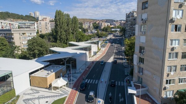 Изцяло обновеният покрит пазар &quot;Васил Шаханов&quot; в Стара Загора, познат на местните и като Руския пазар, бе официално открит след мащабна реконструкция. С церемонията приключи и проекта за благоустрояване на на търговската площ, както и разширението на ул. &quot;Капитан Петко Войвода&quot;. Тържествен водосвет даде начало на събитието. Снимка: Община Стара Загора
