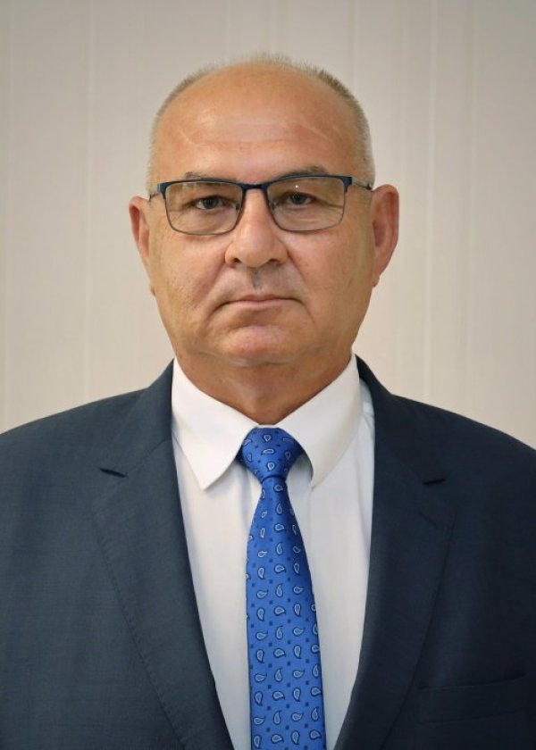 За втори път длъжността областен управител на Област Велико Търново ще изпълнява Георги Гугучков. Същата длъжност той е заемал от май 2021 г. до януари 2022 г.&nbsp; Завършил е НВУ &bdquo;Васил Левски&ldquo; във Велико Търново през 1980 г. с квалификация офицер от Инженерни войски като магистър по &bdquo;Пътно строителство&ldquo;. По-късно завършва Военната академия &bdquo;Г. С. Раковски&ldquo;, както и Стратегическия курс на ГЩ факултет на Военната академия &bdquo;Г.С. Раковски&ldquo; с придобита квалификация &bdquo;Специалист по военнополитически и стратегически проблеми на сигурността и отбраната&ldquo;. От 1980 до 2001 г. е на кадрова военна служба във ВС на България, като последната му заемана длъжност е била командир на бригада и звание полковник. Има дългогодишен управленски опит в частния сектор в сферата строителството в градска среда.