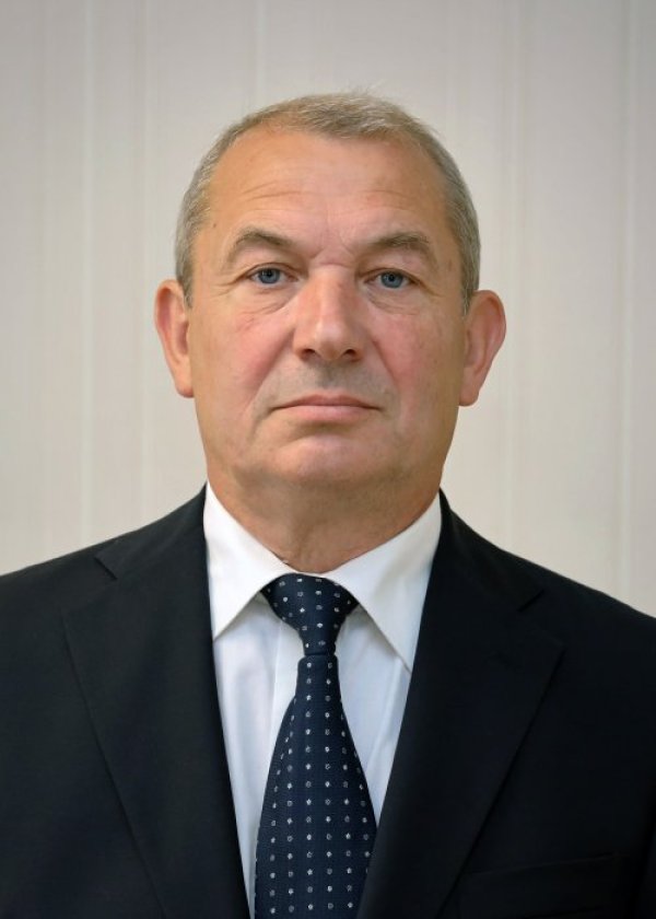 Иван Петков е назначен за областен управител на област Плевен. По образование е магистър по &bdquo;Педагогика&ldquo; във Великотърновски университет &bdquo;Св. Св. Кирил и Методий&ldquo;, както е и бакалавър &bdquo;Социални дейности&ldquo; в същото висше учебно заведение. Петков е дългогодишен служител в системата на Министерството на правосъдието, където е заемал ръководни постове в Главна дирекция &bdquo;Изпълнение на наказанията&ldquo;. Заемал е длъжността заместник областен управител на Плевенска област.