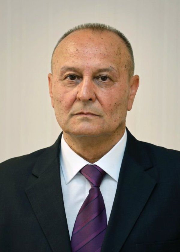 За областен управител на Разград е назначен Драгомир Златев. Драгомир Златев е бил е зам.-кмет на община Самуил, работил е също в администрацията на Община Разград. Златев е работил в Областна служба &bdquo;Изтърпяване на наказанията&ldquo;, където след конкурс е бил назначен и за началник на службата. От 1 юни 2021 г. до 1 август 2022 г. е заместник областен управител на област Разград.