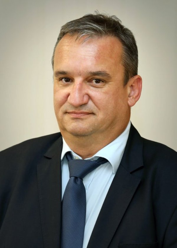 За областен управител на област Сливен е назначен Минчо Афузов. Същата длъжност Афузов е заемал в периода от май 2021 г. до февруари 2022 г. Преди това е бил общински съветник в Общински съвет &ndash; Сливен от 2015 г. до 2017 г. Дълги години е работил в частния сектор. Притежава образователно-квалификационна степен &bdquo;магистър&ldquo; по специалността &bdquo;Международни икономически отношения&ldquo; в Стопанската академия &bdquo;Д. А. Ценов&ldquo; &ndash; Свищов.