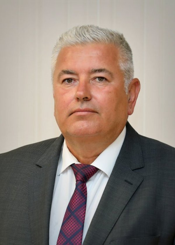 Стефан Сабрутев е назначен за областен управител на Област Смолян, като за втори път заема тази длъжност. Бил е също така общински съветник в Общински съвет &ndash; Смолян, работил е и в частния сектор в сферата на строителството. Притежава образователно-квалификационна степен &bdquo;магистър&ldquo; по &bdquo;Екология на селищни системи&ldquo; от Аграрния университет&nbsp; в Пловдив.