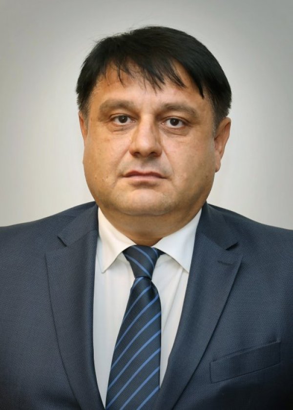 Радослав Стойчев е назначен за областен управител на Софийска област. В периода май 2021 г. &ndash; януари 2022 г. е заемал същата длъжност. Преди това е бил е народен представител в 43-ото и 44-ото Народно събрание. През 2011 г. &ndash; 2014 г. е зам.-кмет на община Самоков. Притежава образователно-квалификационна степен &bdquo;магистър&ldquo; по &bdquo;Икономика и организация на труда&ldquo; от УНСС.