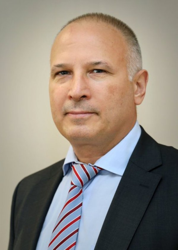 За областен управител на област Стара Загора е назначен Иван Чолаков. Той притежава юридическо образование. Има петгодишен стаж като адвокат в Адвокатска колегия &ndash; Стара Загора. Дълги години е работил в системата на МВР, като в периода 2013 г. - 2016 г. е бил директор на Областната дирекция на МВР-Стара Загора. В периода май 2021 г. &ndash; януари 2022 г. е заемал длъжността областен управител на област Стара Загора.&nbsp;