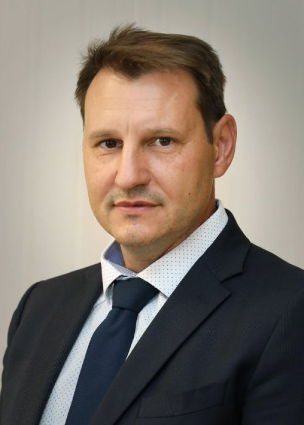 Георги Чалъков ще изпълнява длъжността областен управител на област Ямбол за трети път. Работил е като управител в частния сектор, в периода 2015 г. - 2020 г. е бил заместник-кмет на община Тунджа. Завършил е висшето си образование в УНСС със специалност &bdquo;Икономика на търговията&ldquo;.