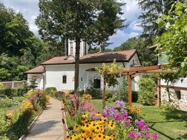 В северните склонове на Люлин планина, където се вливат две малки поточета, Дреново присое и Меча дупка, на десетина километра от село Дивотино, югозападно от град Банкя, се е сгушил един от най-старите и запазени манастири в Софийско - Дивотинският манастир "Света Троица". Снимка: БГНЕС