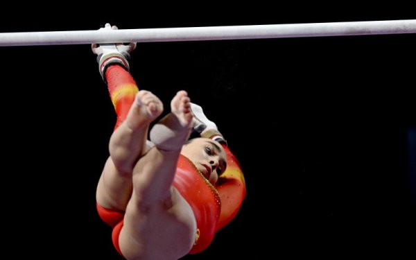 Испанска гимнастичка представя своето съчетание в многобоя по време на европейското първенство по спортна гимнастика, което се провежда в Мюнхен. Снимка: БГНЕС