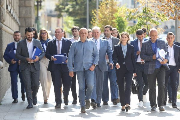 Първата партия, която подаде документи за регистрици за изобрите на 2 октомври, бе ГЕРБ-СДС. Документите са били приети без забележка. Снимки: Димитър Кьосемарлиев, Dnes.bg