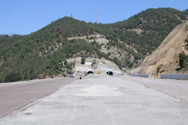 Заместник-министърът на регионалното развитие и благоустройството Захари Христов и председателят на Управителния съвет на Агенция &bdquo;Пътна инфраструктура&rdquo; Иво Иванов инспектираха автомагистрала "Струма" в района на новопостроения тунел &bdquo;Железница&ldquo; и свлачищата около него. Обмисля се вариант до два месеца да бъде пуснато за движение готовата нова част от автомагистралата по дясната тръба на тунела в посока Симитли, за да се разтовари трафика. Снимка: БГНЕС