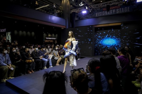 Модел дефилира по време на модно ревю в Банкок, Тайланд. Снимка: БГНЕС