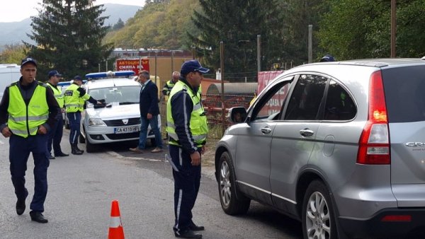 Специализирана операция по пътната безопасност се провежда днес в Сливенска област, в района на град Котел, откъдето минава голяма част от товарния трафик в страната. Акцията се провежда по линия на ROADPOL /Европейската мрежа на службите на пътна полиция/. Операцията е насочена към контрол на товарните автомобили и автобуси. Снимка: БГНЕС