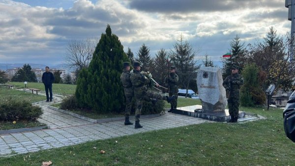 Националният военен университет &quot;Васил Левски&quot; във Велико Търново отбеляза 144 години от създаването на Военното училище. С тържествен военен ритуал бяха поднесени цветя на паметника на Васил Левски и на паметника на възпитаниците, а началникът на военния ВУЗ бригаден генерал Иван Маламов поздрави офицерите, курсантите и студентите. Снимка: БГНЕС