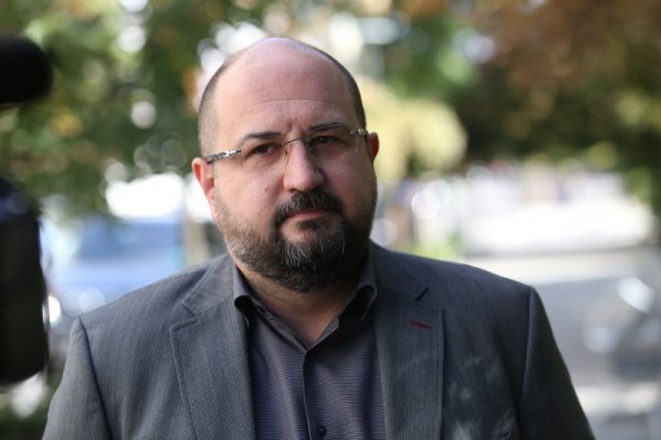 Министър на транспорта и съобщенията &ndash; Прошко Прошков. Роден е през 1974 г. в София. Инженер по автоматика и системотехника от Технически университет &ndash; София. След дипломиране-то си работи в Германия последователно по два проекта. Първият за разработка на програмно осигуряване за индустриални приложения, а вторият за симулация и оптимизиране на трафика в мрежата на Националния железопътен превозвач (Дойче Бан). През 2007 година е избран за кмет на район &bdquo;Лозенец&ldquo; в София. От 2011 година е общински съветник в Столичния общински съвет. Председател е на комисията по инженерна инфраструктура и енергийно планиране, член на комисиите по транспорт и пътна безопасност, и по икономика, собственост и дигитална трансформация. Основен приоритет в работата му са политиките за градска мобилност, в това число внедряване на интегрирана автоматизирана система за електронно таксуване и видеонаблюдение. От 2021 година столицата разполага с една от най-модерните в Европа системи, позволяваща безконтактни електронни плащания, онлайн продажби на превозни документи и аналитични услуги за подпомагане на управлението на транспорта. Снимка: БГНЕС