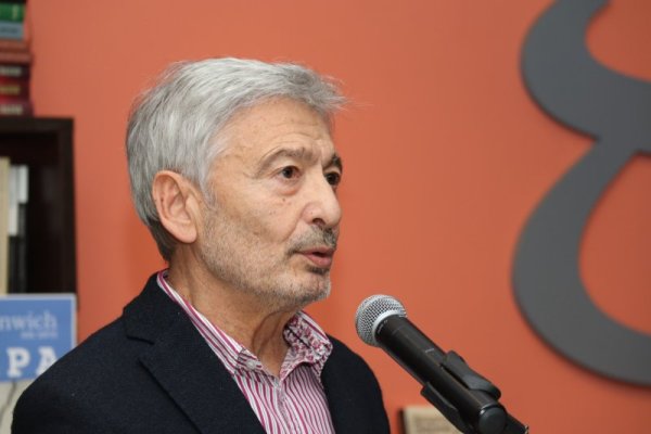 Министър на културата &ndash; Ириней Константинов. Роден на 23 март, 1949 г. в София. Завършва актьорско майсторство в Националната академия за театрално и филмово изкуство &bdquo;Кръстьо Сарафов&ldquo; през 1972 година. Има над 150 роли в театъра, ки-ното и телевизията. Участва в множество международни филмови продукции, режисьор е и на няколко постановки. Директор на драматичен театър &bdquo;София&ldquo; от 2008 година насам. Удостоен с орден "Стара планина&rdquo; &ndash; първа степен, както и с почетно гражданство на София. Притежава награди и номинации от редица престижни конкурси за театрални постижения, между които Икар и Аскеер. Снимка: БГНЕС
&nbsp;