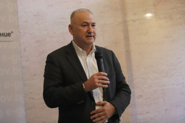 Министър на електронното управление &ndash; Красимир Симонски. Инженер по специалност &bdquo;Изчислителна техника&ldquo; от Техническия университет-София и доктор на науките от Българската академия на науките. Преподавал е програмиране и компютърни архитектури в Технически университет-София и компютърни мрежи в Американския университет в България (АУБ). От 1991 г. до 2003 г. заема длъжността Директор компютри и комуникации на Американския университет в България (АУБ). Създател е на първата действаща Cisco мрежова академия през 2000 г. към АУБ както и на други регионални мрежови академии в България, Македония, Косово и Гърция. Ръководил е редица проекти за ИКТ-обучение в Американския университет и към Програмата на ООН за развитие, включително по проекта iGovernment, в рамките на който са обучени в базови компютърни умения над 65 хиляди държавни служители, за което проектът е избран за Проект на годината в България, номиниран и попада в първите три като Проект на годината на Stockholm Challenge Award in 2008. От 2007 г. е ръководител и координатор на българските екипи по проекти на Европейската комисия, сред които са тези за развитие на националните програми за развитие на широколентов интернет достъп в Европа и GEANT2, GN3 - най-големият проект по Седма рамкова програма за изграждане на научно изследователска инфраструктура в Европа като е бил председател на Българската изследователска и образователна мрежа (БИОМ) до 2013 г.
От септември 2007 г. до октомври 2009 г. е заместник-председател на Държавната агенция за информационни технологии и съобщения с ресор &bdquo;Информационни технологии&ldquo;. От април 2012 г. разработва и ръководи националния проект за развитие на високоскоростен широколентов достъп от следващо поколение в България с бенефициент Изпълнителна агенция &bdquo;Електронни съобщителни мрежи и информационни системи&ldquo; (ИА ЕСМИС).
От началото на 2013 г. е изпълнителен директор на ИА ЕСМИС до назначаването му през 2016 г. за заместник-председател на Държавна агенция &bdquo;Електронно управление&ldquo; (ДАЕУ). По време на българското председателство на Съвета на ЕС през 2018 г. ръководи всички формати на Съвета по темата &bdquo;Киберсигурност&ldquo;, включително приемането на Европейския регламент за киберсигурност (EU Cybersecurity Act). От юни 2021 г. е председател на ДАЕУ и Национален координатор по киберсигурността до закриването на агенцията във връзка със създаването на Министерство на електронното управление. Снимка: БГНЕС