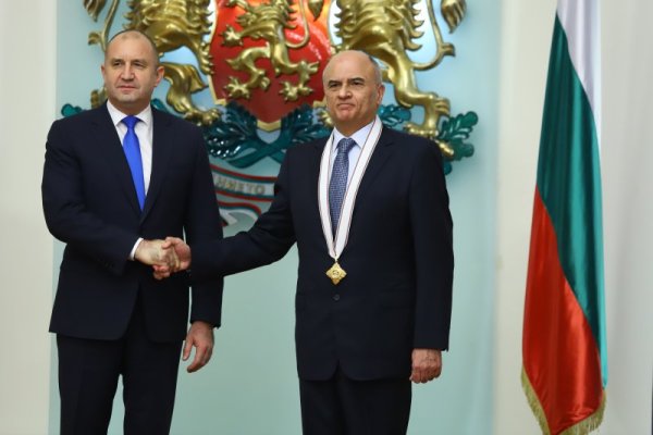 Румен Радев удостои посланика на Република Гърция у нас Димитриос Хронопулос с орден "Мадарски конник" първа степен. Снимка: БГНЕС