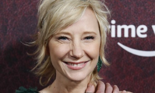 Американската актриса Ан Хечи почина на 11 август на 53-годишна възраст. Седмица след като беше тежко ранена при автомобилна катастрофа - Хечи е шофирала автомобила си и се е блъснала в къща на 5 август, с което е предизвикала пожар. Органите на реда разкриха, че в кръвните изследвания на звездата е имало следи от наркотици. Ан Хечи е известна с филми като &quot;Дони Браско&quot; с Джони Деп, римейка на &quot;Психо&quot;, където влиза в ролята на Марион Крейн. Бе екранна партньорка на Харисън Форд в &quot;Шест дни, седем нощи&quot;. Ролята й в сериала &quot;Друг свят&quot; й носи награда &quot;Еми&quot;. Също така тя е майка на двама сина, а партньорка в живота й за три години бе телевизионната водеща Елън Дедженеръс. Снимка: БГНЕС/EPA