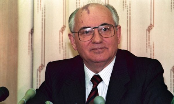 Михаил Горбачов, който сложи край на Студената война, но не успя да предотврати разпадането на Съветския съюз, почина на 91-годишна възраст на 30 август. Последният съветски президент сключи договори за намаляване на въоръженията със Съединените щати и установи партньорски отношения със западните сили за премахване на Желязната завеса, която разделяше Европа от Втората световна война, и доведе до обединението на Германия. Когато през 1989 г. продемократичните протести обхванаха цяла комунистическа Източна Европа, той се въздържа от използване на сила за разлика от предишни лидери на Кремъл, които изпратиха танкове за потушаване на въстанията в Унгария през 1956 г. и в Чехословакия през 1968. Протестите обаче подхраниха стремежа към автономия в 15-те републики на Съветския съюз, който хаотично се разпадна през следващите две години. Снимка: БГНЕС/EPA