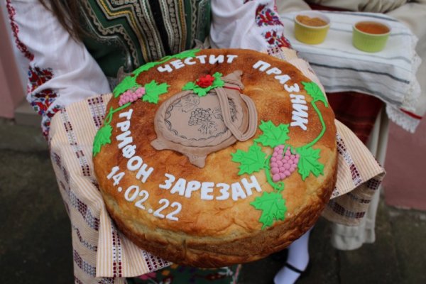 Красиви кадри от празнуването на Трифон Зарезан в Благоевград. Снимка: БГНЕС