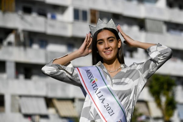 Новата Мис Италия Зеуди ди Палма позира с короната си пред жилищния квартал в Неапол, където живее. Снимка: БГНЕС