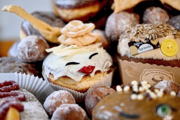 Вкусни сладкиши са отрупали витрината на сладкарница в Полша по повод утрешния ден, който в страната е известен като Дебелия Четвъртък. Снимка: БГНЕС