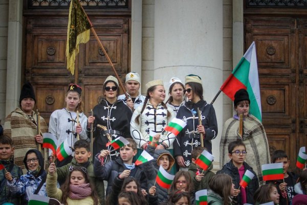 Над 200 деца рецитираха заедно &quot;Аз съм българче&quot; пред Националната библиотека. Проявата е в навечерието на Националния празник 3 март. Снимка: Димитър Кьосемарлиев, Dnes.bg